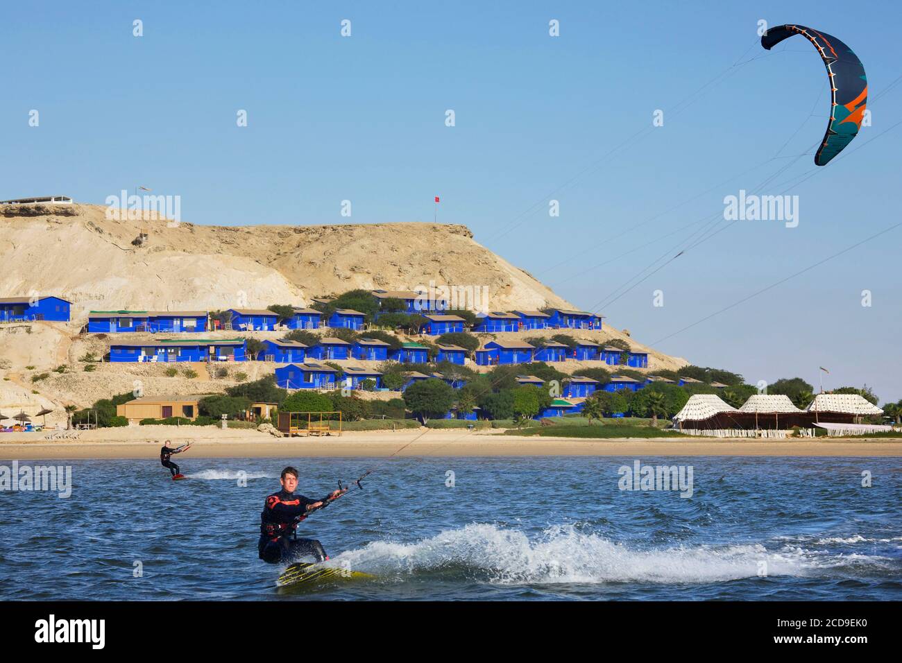 Marruecos, Sáhara Occidental, Dakhla, kitesurfer en la laguna con kite Camp actitud de Dakhla en el fondo Foto de stock