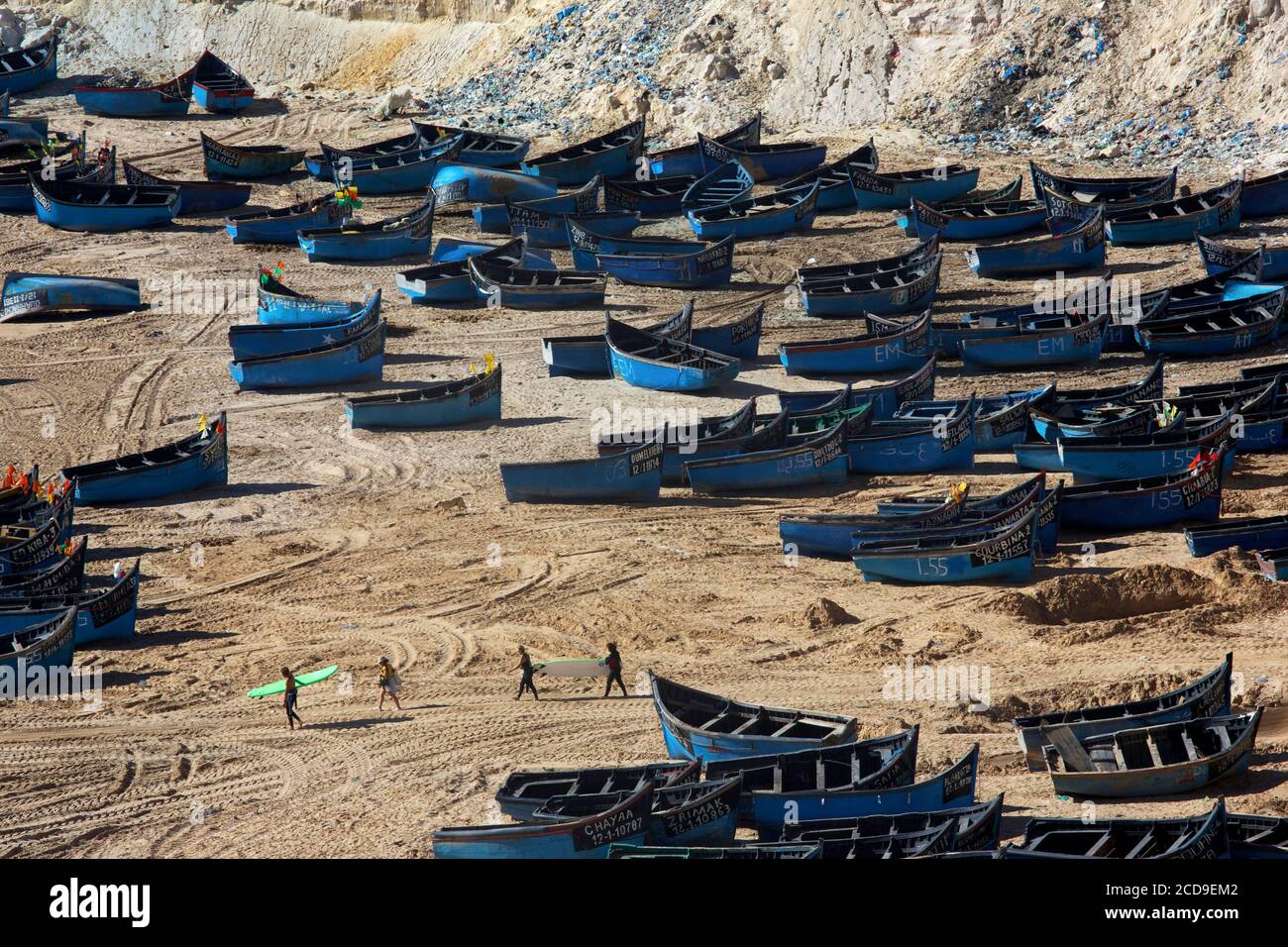 Marruecos, Sahara Occidental, Dakhla, barcos azules de pescadores varados en la playa de Araiche Foto de stock