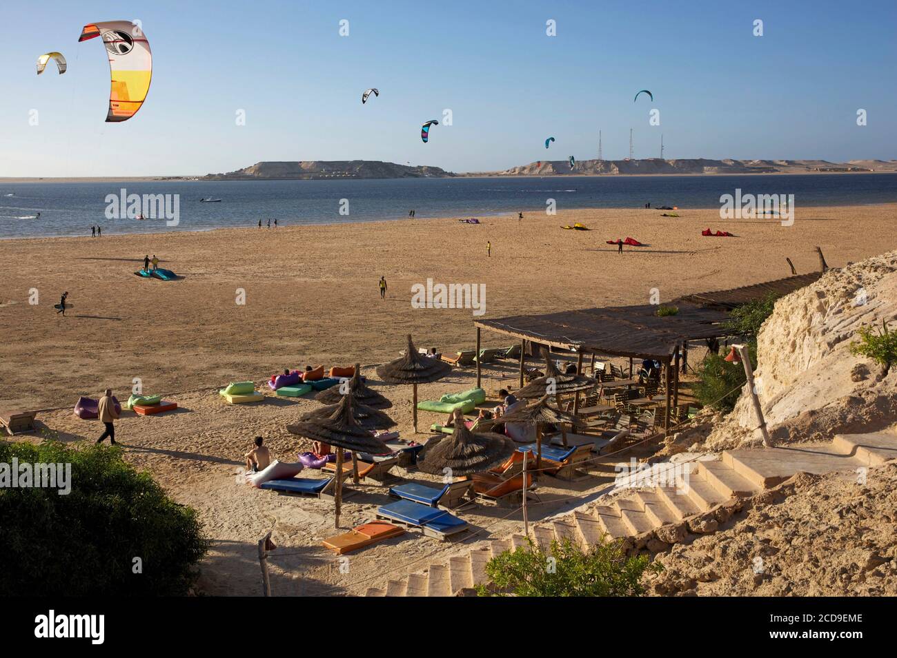 Marruecos, Sahara Occidental, Dakhla, Dakhla Attitude kite Camp frente a una playa y la laguna Foto de stock