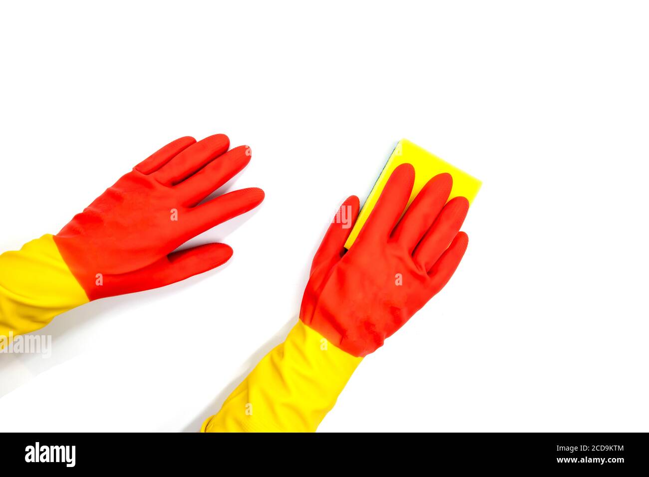 Mujer manos en guantes de goma con esponja sobre fondo blanco. Lavar los  guantes de ropa para las tareas domésticas diarias. Concepto de limpieza  femenina. Erasi Fotografía de stock - Alamy