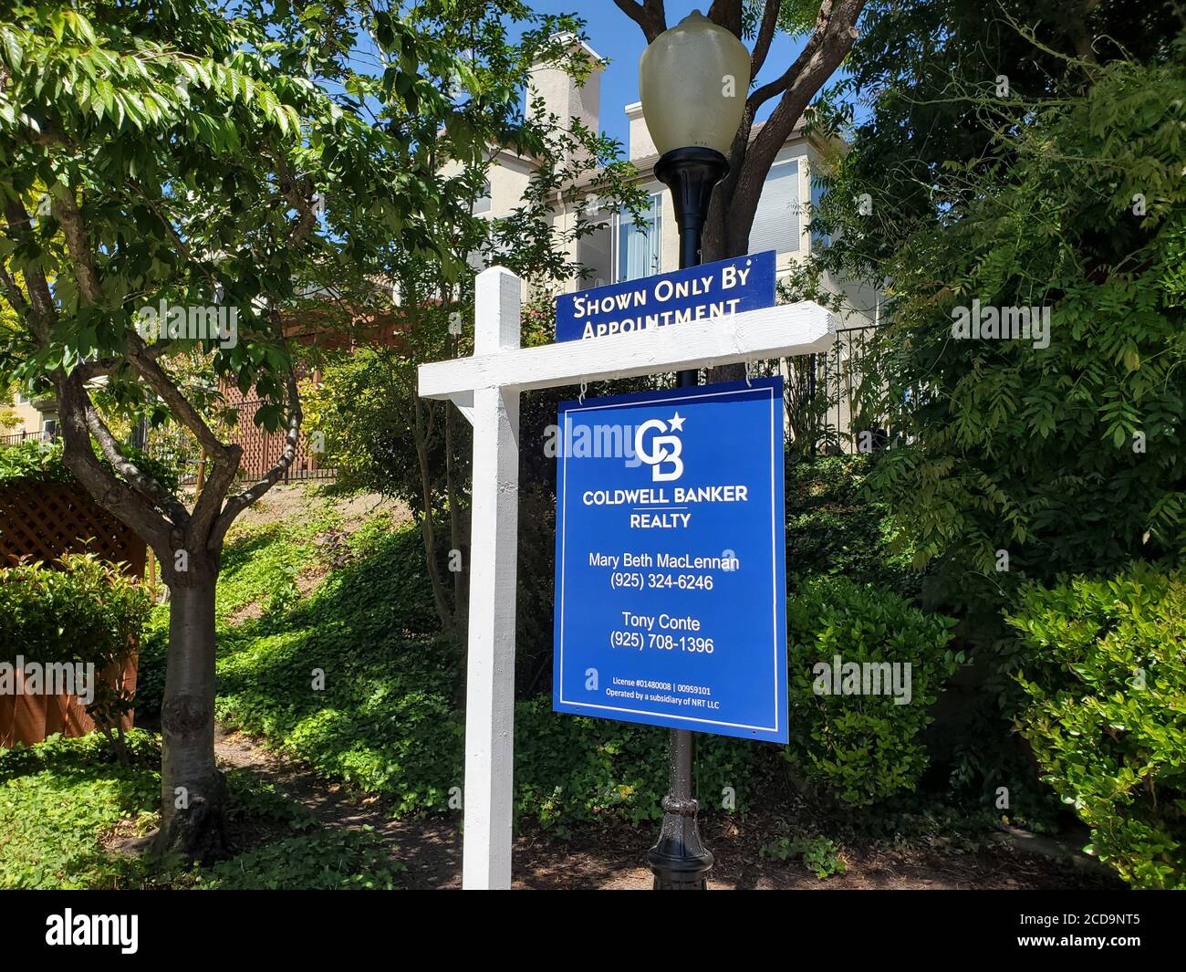 Signo de venta para Caldwell Banker Realty en casa en venta en el Área de la Bahía de San Francisco, San Ramon, California, 16 de junio de 2020. () Foto de stock