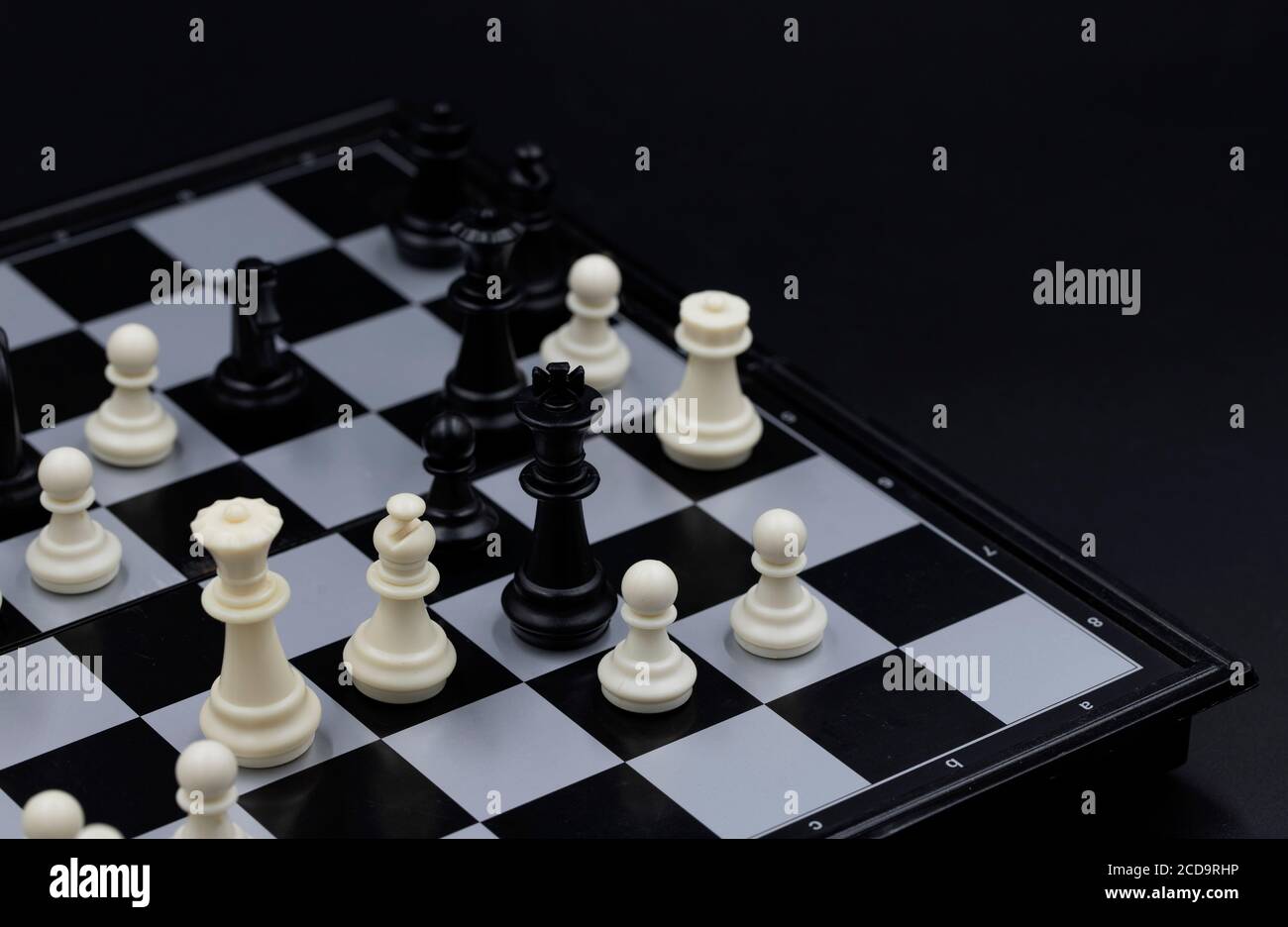 Rey negro en juego de ajedrez en tablero de ajedrez. Posición de la figura  en blanco y negro. Orden de figurillas de ajedrez. Plantilla de banner de  juego de jaquero. Deporte intelectual
