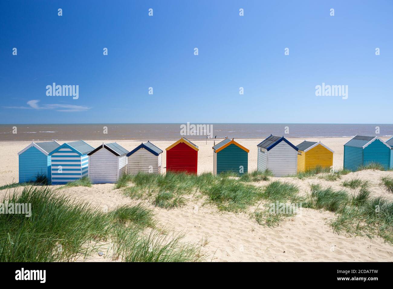 Coloridas cabañas de playa, Southwold, Suffolk, Reino Unido. Destino de vacaciones junto al mar británico. Foto de stock
