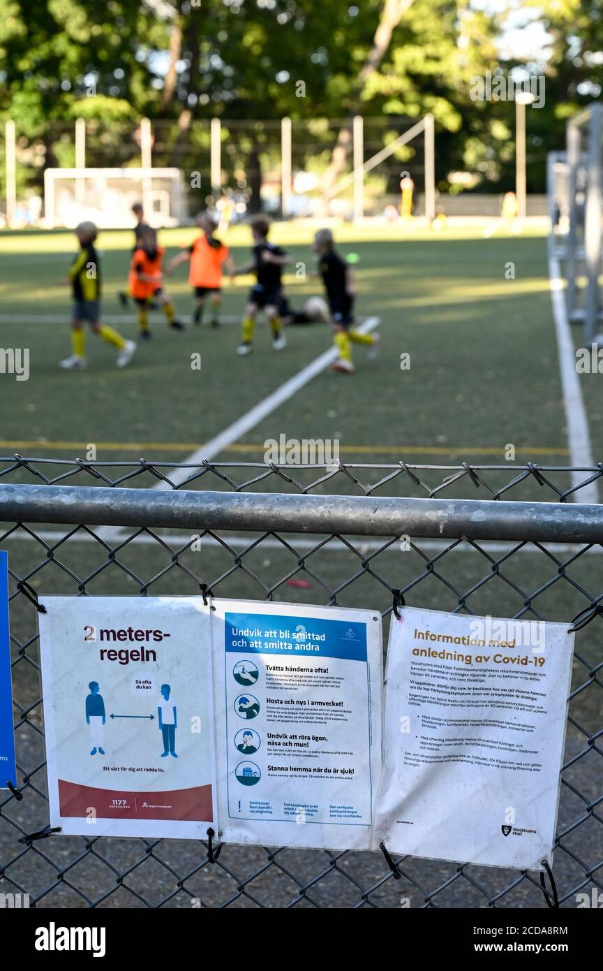 SUECIA, Estocolmo, pandemia de corona, enfermedad de covid 19, sin necesidad de cierre y máscara, pero con letrero con reglas de distancia, campo de fútbol en Hagaparken Foto de stock
