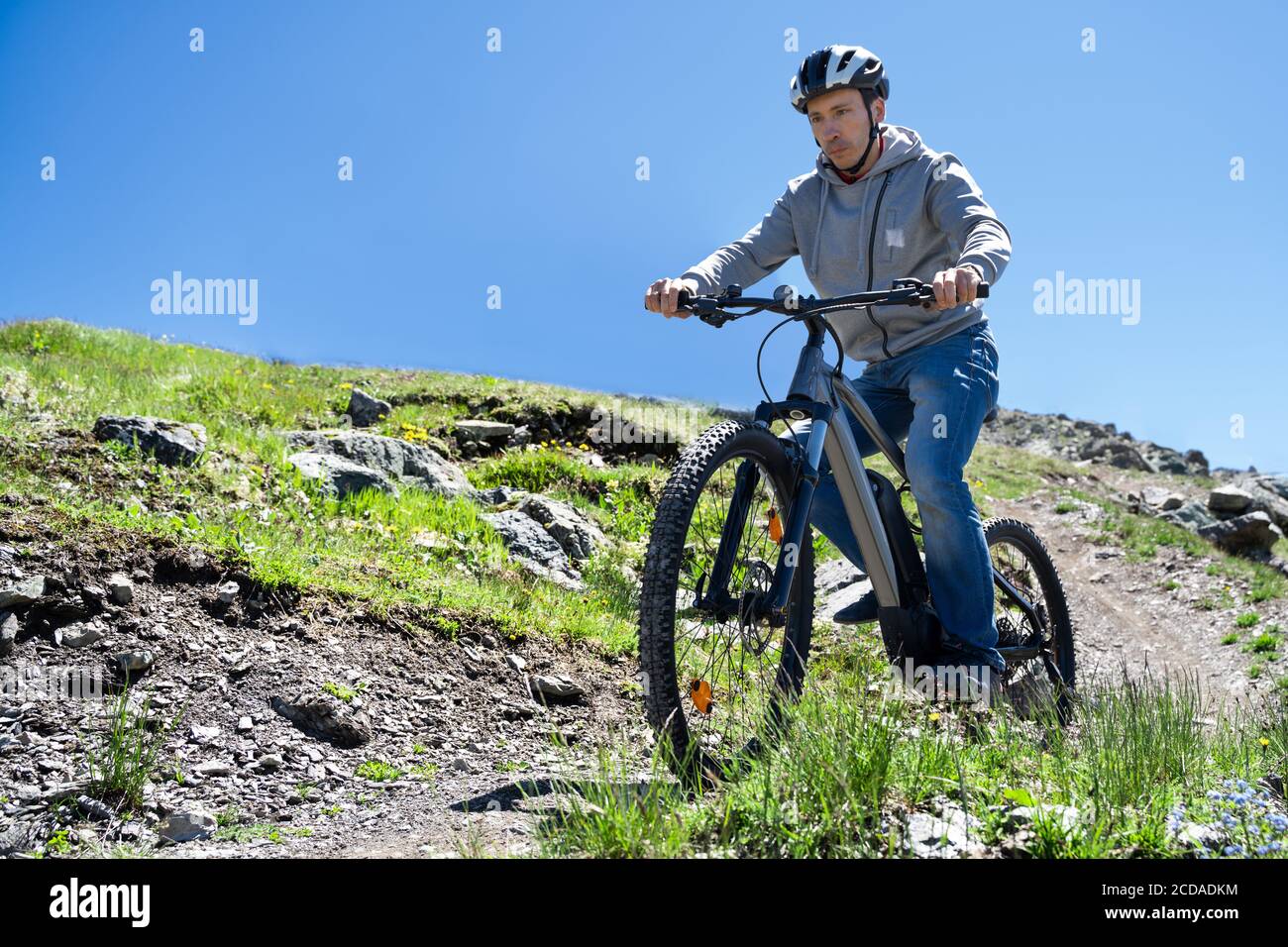 Hombre En Bicicleta En Una Carretera Entre Las Hermosas Montañas Fotos,  retratos, imágenes y fotografía de archivo libres de derecho. Image 71655972