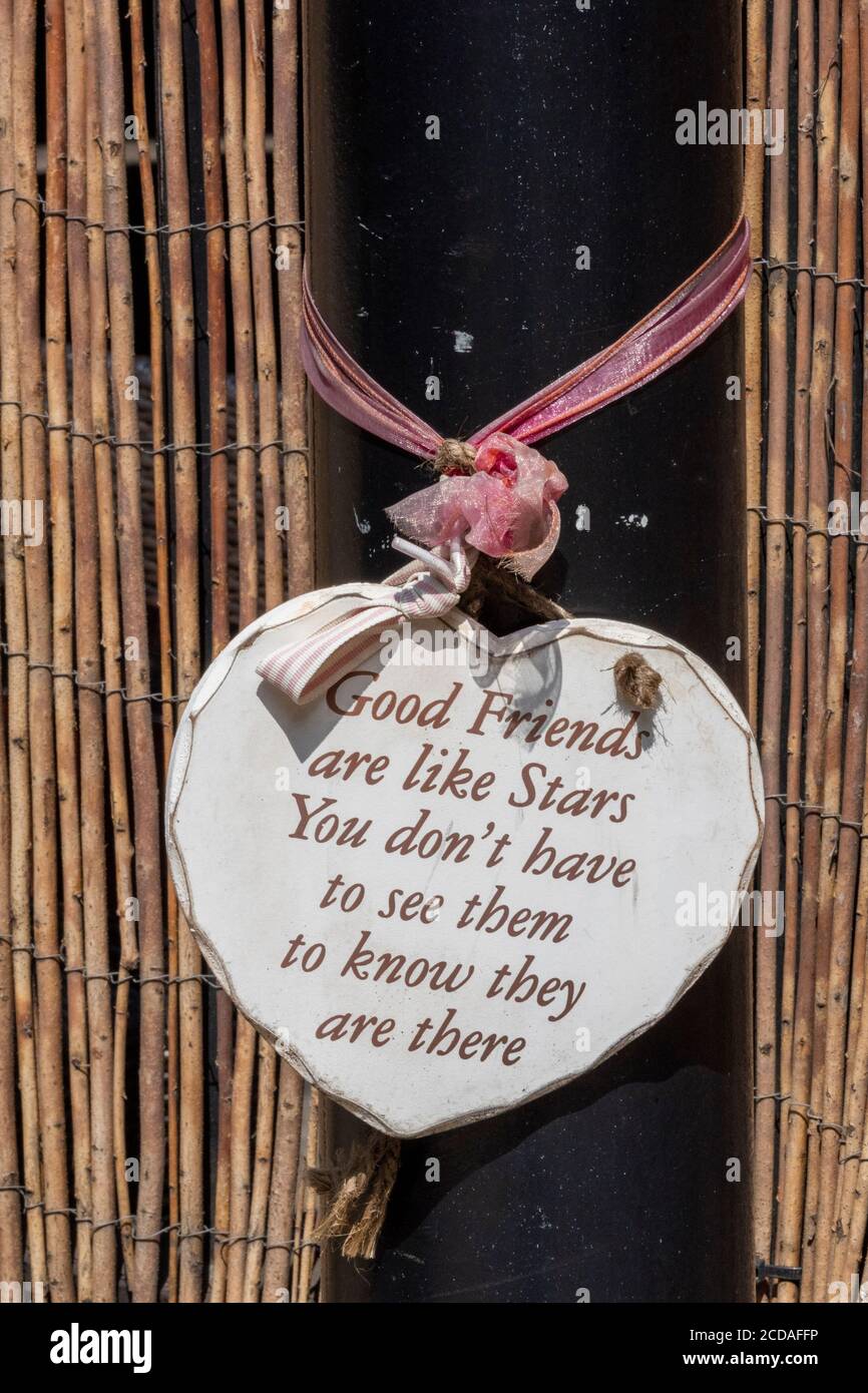 un recuerdo emotivo o sentimental corazón de madera colgando de una puerta. Foto de stock