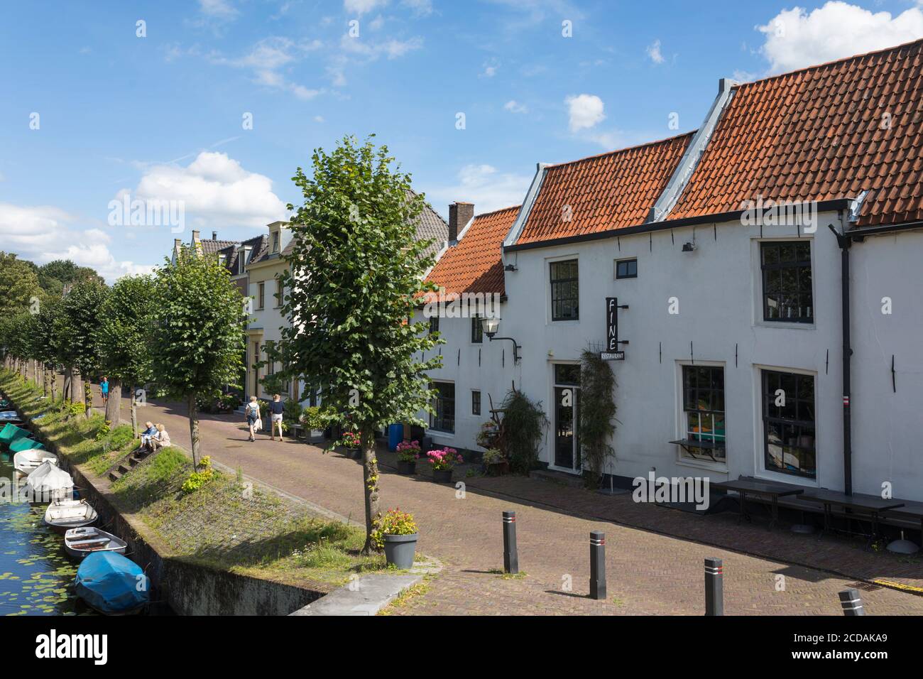 Gente que visita la ciudad histórica de Naarden Vesting en el países bajos Foto de stock