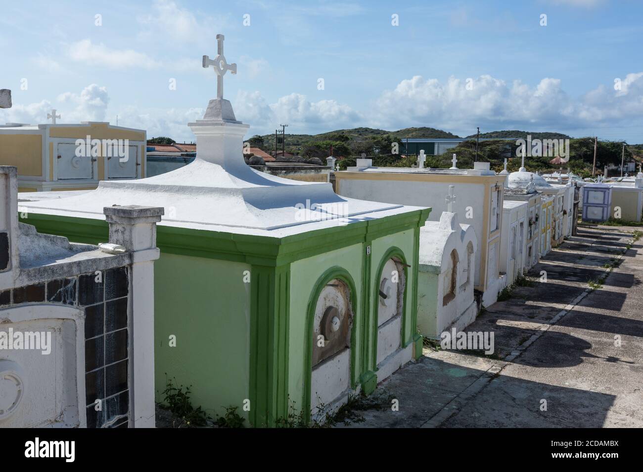 El cementerio de la Iglesia Católica de San José, una iglesia parroquial en la ciudad de Barber en la isla caribeña de Curacao en las Antillas Holandesas. Foto de stock