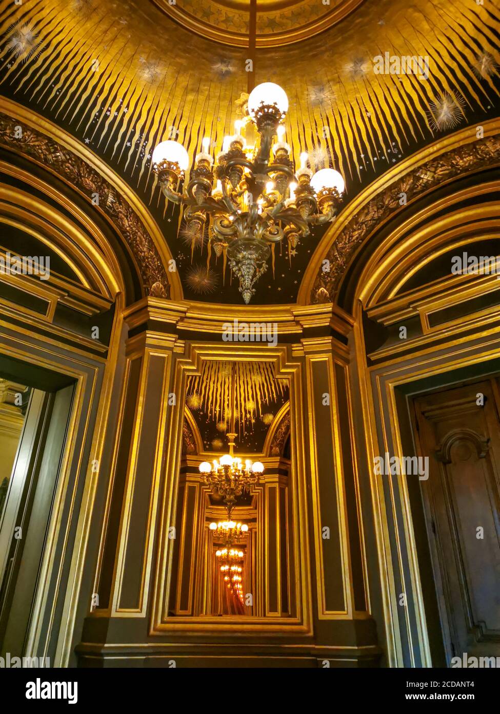 La ópera nacional francesa Garnier y su hermosa arquitectura Foto de stock