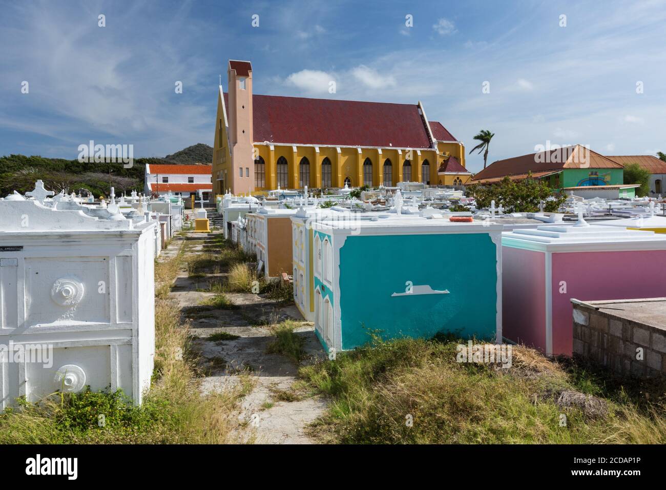 El cementerio de la Iglesia Católica de San José, una iglesia parroquial en la ciudad de Barber en la isla caribeña de Curacao en las Antillas Holandesas. Foto de stock