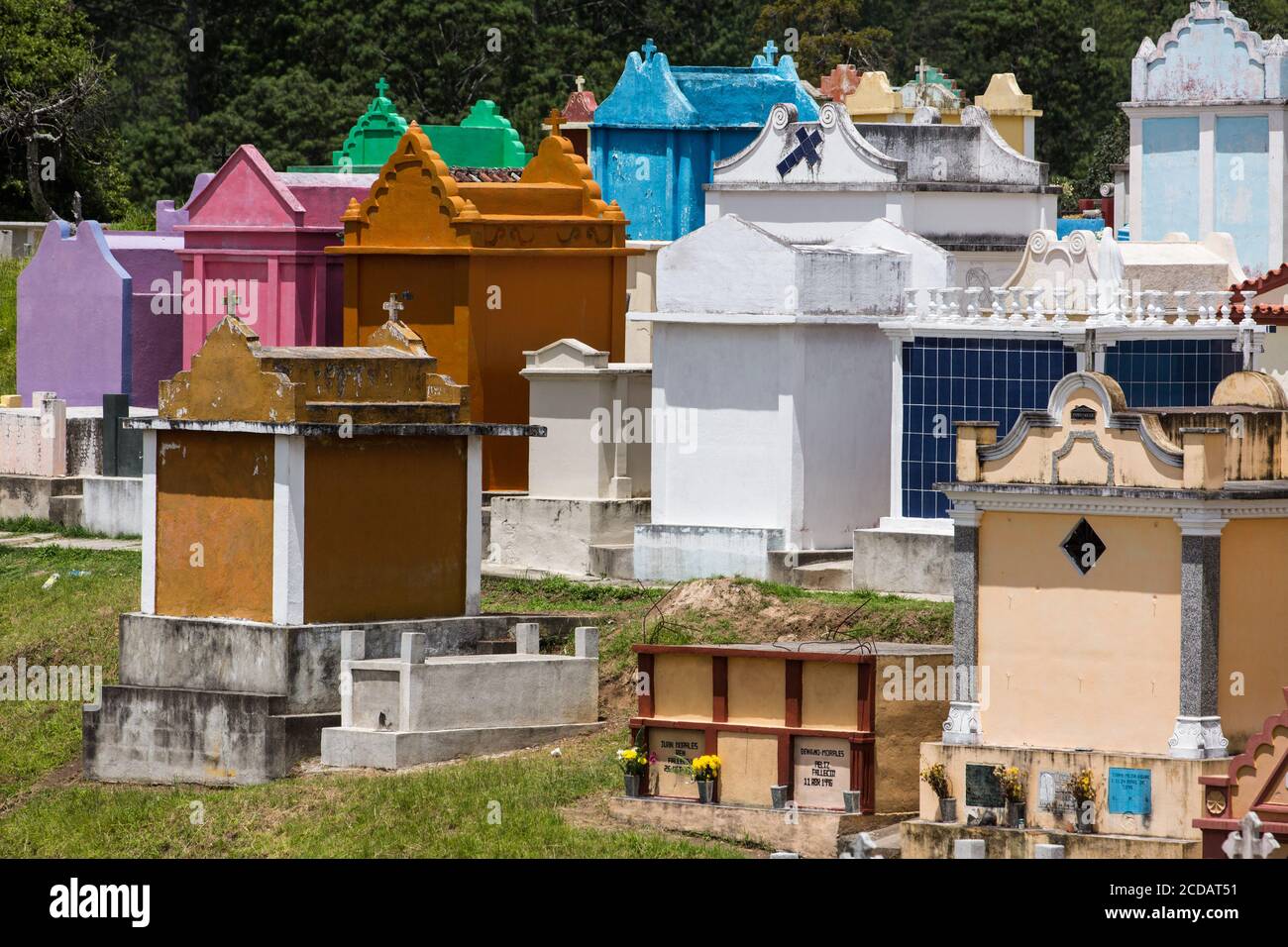 Detalle Architecutral de coloridas criptas funerarias en el cementerio de Chichicastenango, Guatemala. Foto de stock