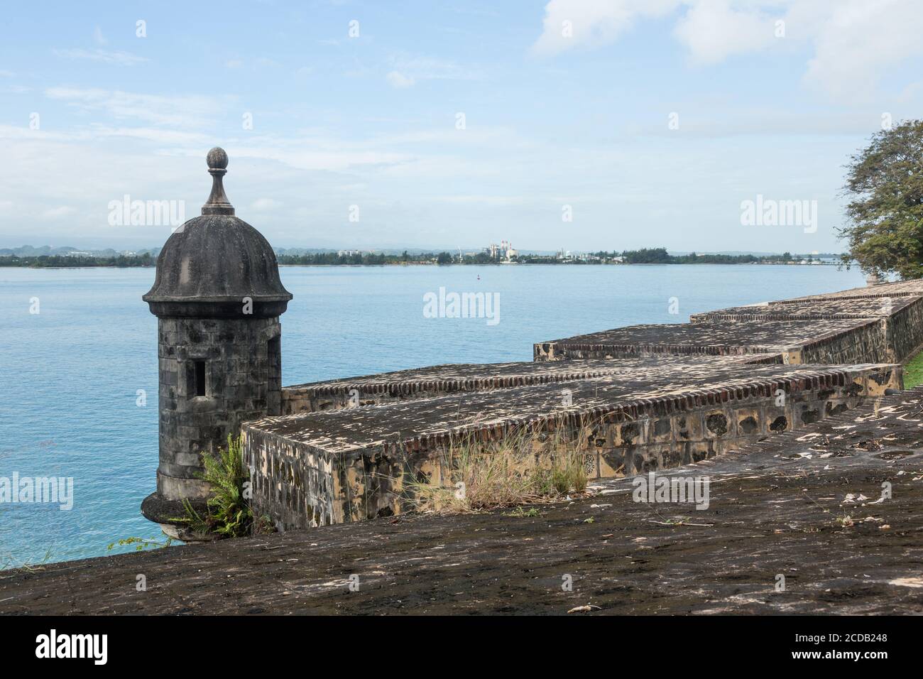 En un tiempo, la ciudad del Viejo San Juan, Puerto Rico, estaba rodeada por  una muralla fortificada. Estas fortificaciones forman parte de la H  Nacional de San Juan Fotografía de stock -