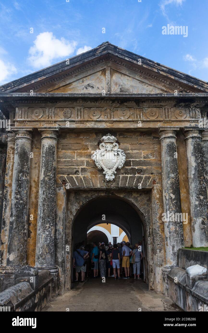 La fachada de la entrada al Castillo San Felipe del Morro con la cresta del Rey de España. Viejo San Juan, Puerto Rico. El His Nacional de San Juan Foto de stock