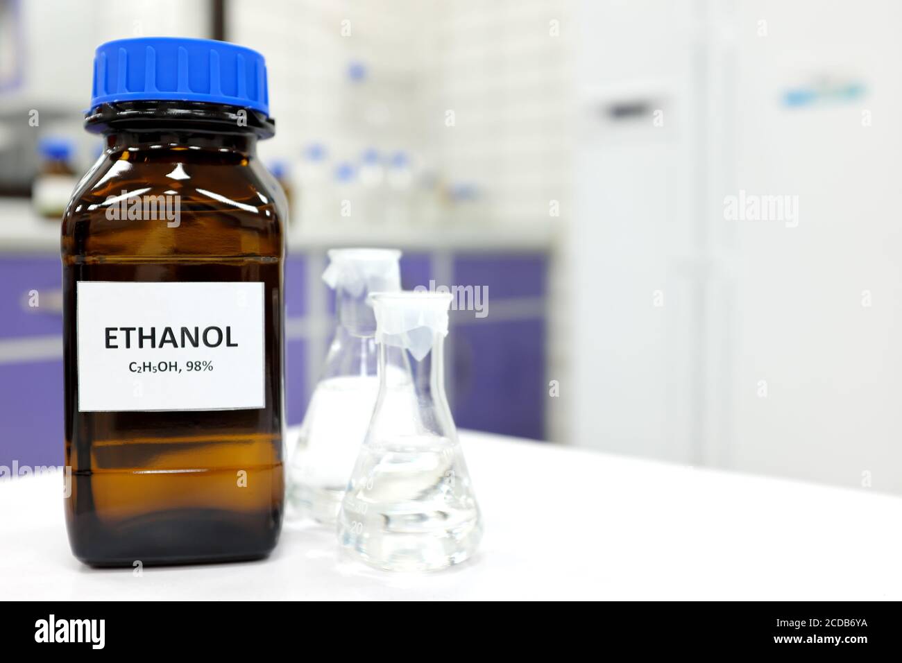 Ethanol bottle fotografías e imágenes de alta resolución - Alamy