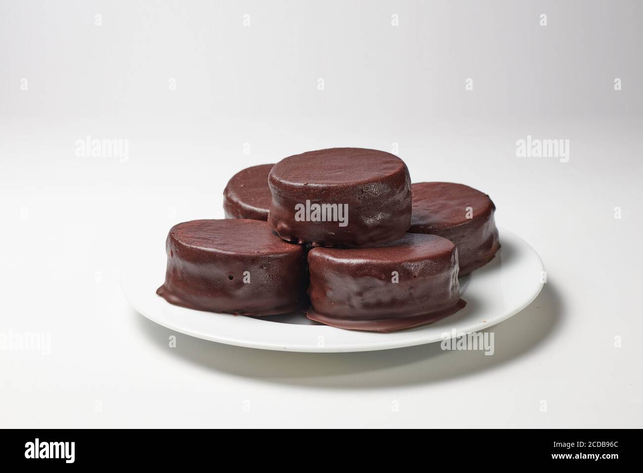 Típicos alfajores de chocolate argentinos llenos de dulce de leche un