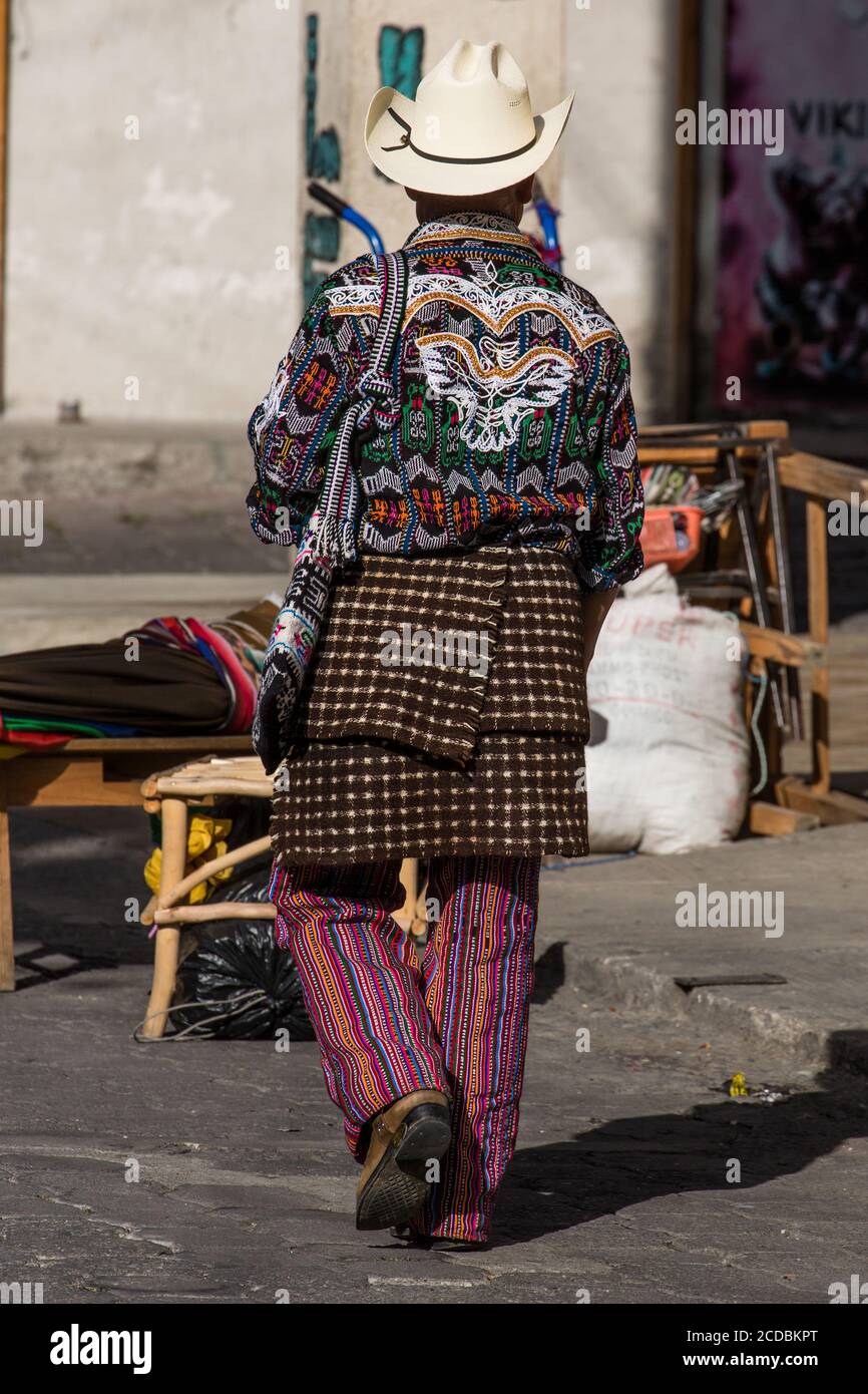 dirigir silueta Tres Un hombre en Sololá, Guatemala vistiendo el traje tradicional de esa  ciudad, incluido el murciélago estilizado diseño de camiseta y la rodillera  o lana para envolver h Fotografía de stock - Alamy