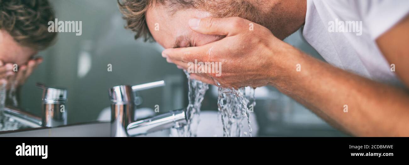 Hombre lavando cara salpicando agua en el baño lavabo macho cuidado de la piel belleza mañana rutina de fondo pancarta panorámica Foto de stock