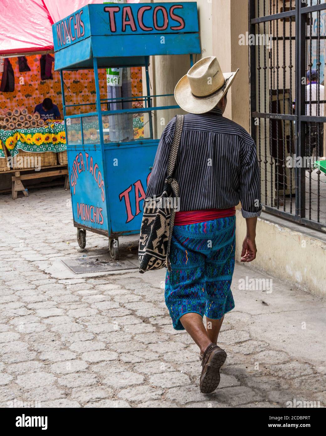 El hombre maya en la vestimenta tradicional de Santa Catarina