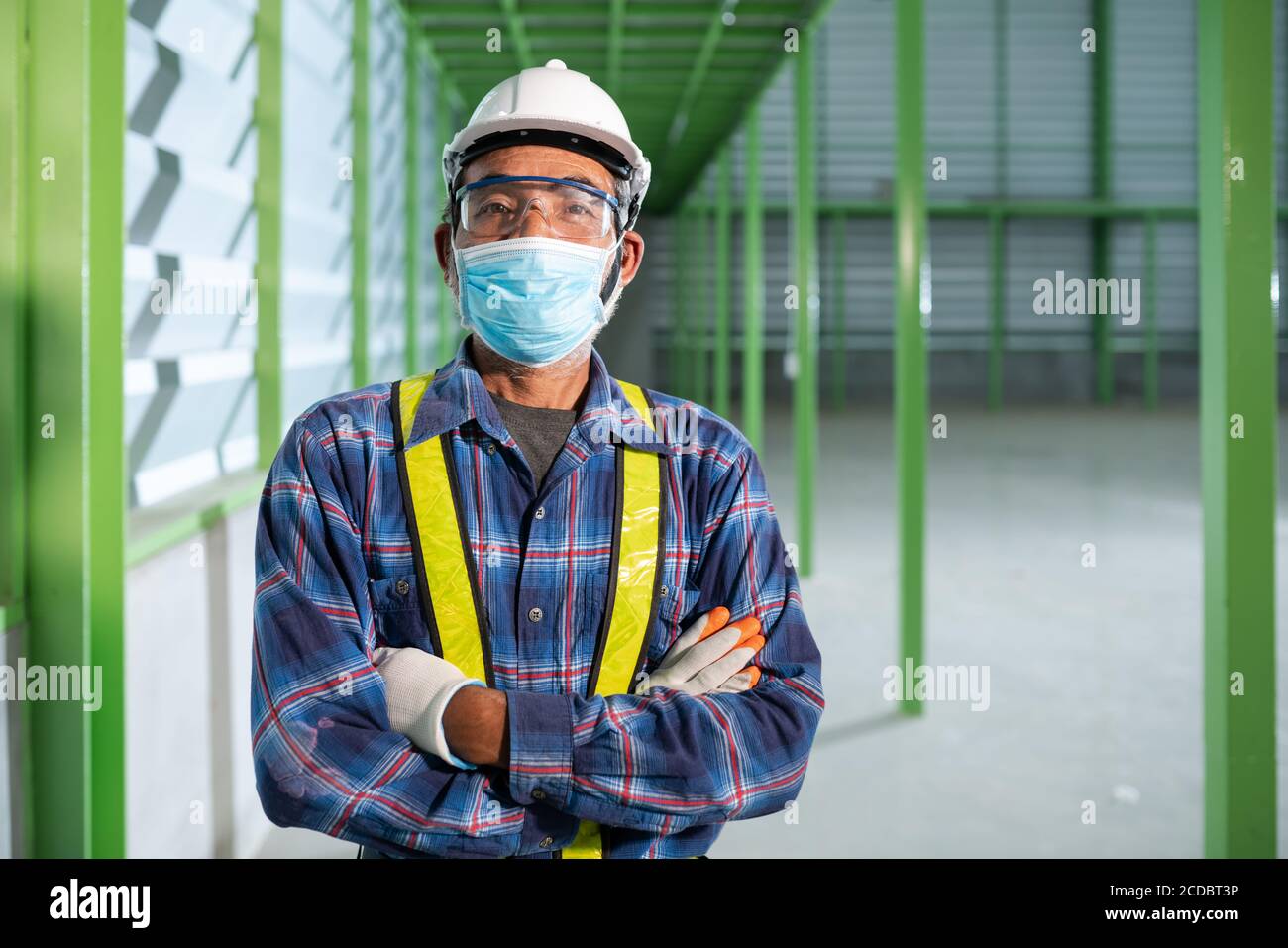 Ingeniero jefe usando una máscara para trabajar nuevo normal Foto de stock