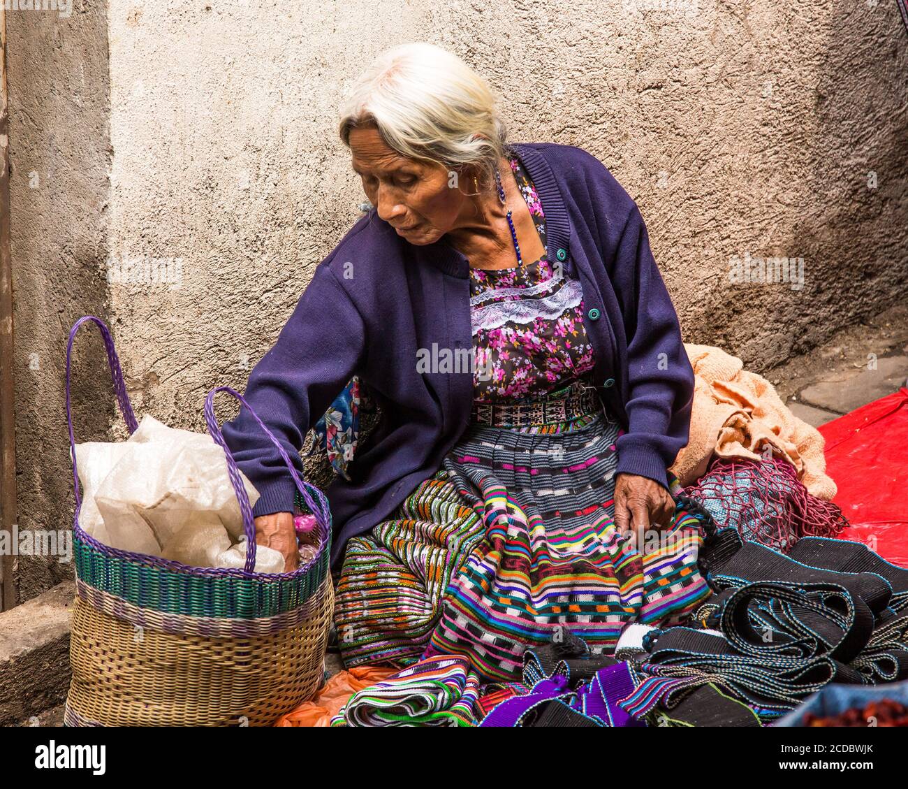 Edad adulta Credo recuperar Una mujer maya mayor en vestido tradicional vende fajas tejidas o cinturones tradicionales en el mercado abierto semanal en Santiago Atitlán, Guatemala Fotografía de stock - Alamy Edad adulta Credo recuperar Una mujer maya mayor en vestido tradicional vende fajas tejidas o cinturones tradicionales en el mercado abierto semanal en Santiago Atitlán, Guatemala Fotografía de stock - Alamy