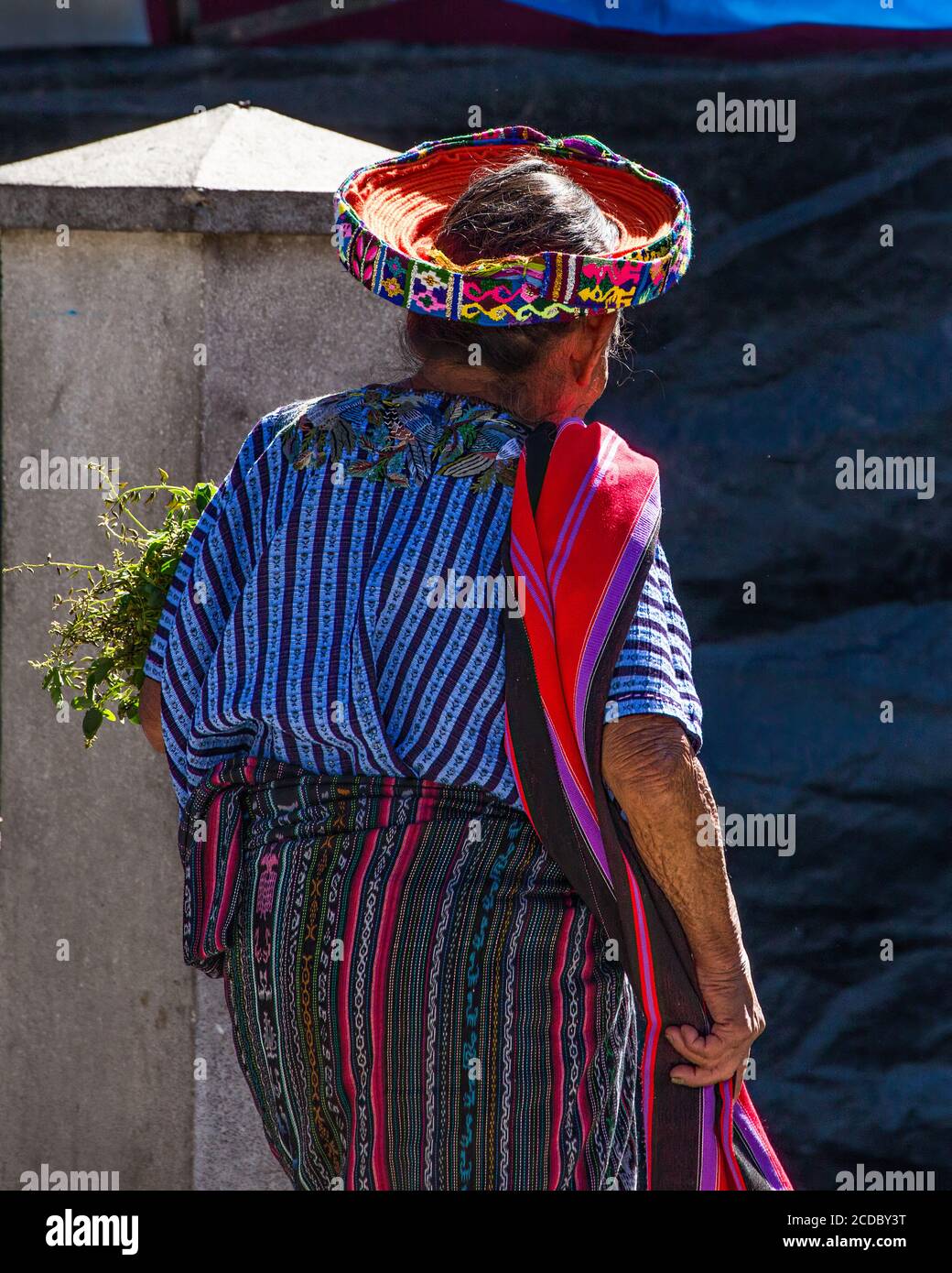 Una mujer maya más antigua Tzutujil con vestido tradicional, incluyendo el  elaborado tocado tocoyal, en el mercado abierto semanal en Santiago  Atitlán, guatemalteco Fotografía de stock - Alamy