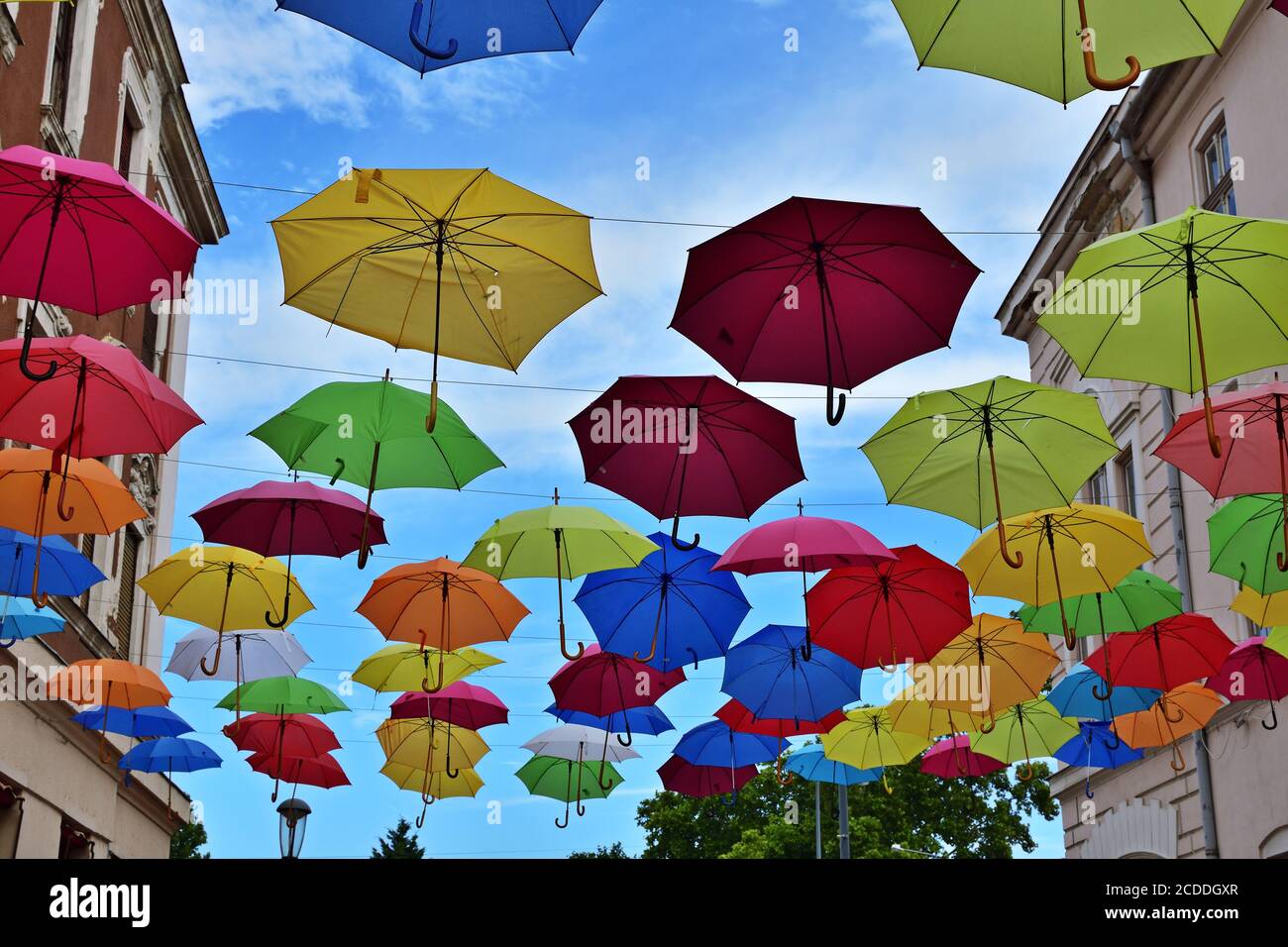 Pequeñas sombrillas de colores fotografías e imágenes de alta resolución -  Alamy