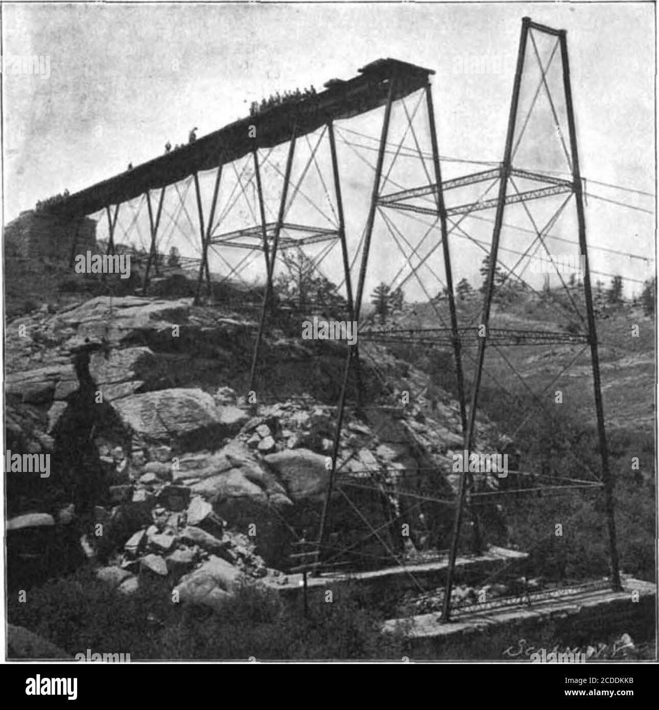 . Scientific American Volume 86 número 14 (abril de 1902) nuestras ilustraciones en proceso de eliminación. Un punto de interés para los que han viajado por la línea UnionPacific es que la nueva línea llevará a los transeúntes a través de la cumbre, a una distancia considerable de la gran pirámide de piedra cortada, que cuesta $80,000, que fue erigida en la antigua cumbre a la memoria de OakesAmes y su hermano, A través de cuyos trabajos se completó la carretera UnionPacific en un tiempo notablemente corto. El siguiente corte, de Howell a Huttons, resulta en un ahorro de 3.11 millas de distancia, con una curva de un solo grado en Foto de stock