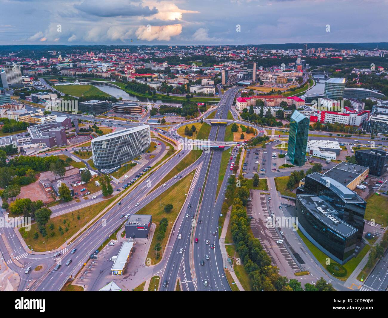 Tráfico de Vilna en la luz de la noche, aérea Foto de stock