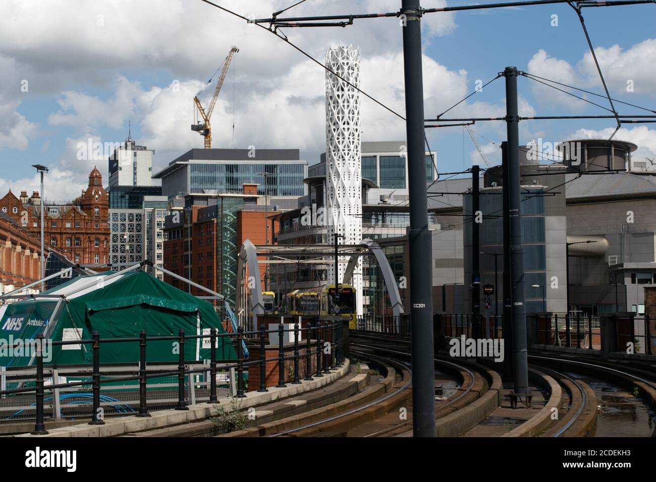 Manchester Civic Quarter Heat Network torre de luz detrás de la estación de tranvía Deansgate Metrolink. Tecnología combinada de calor y energía. Reino Unido Foto de stock