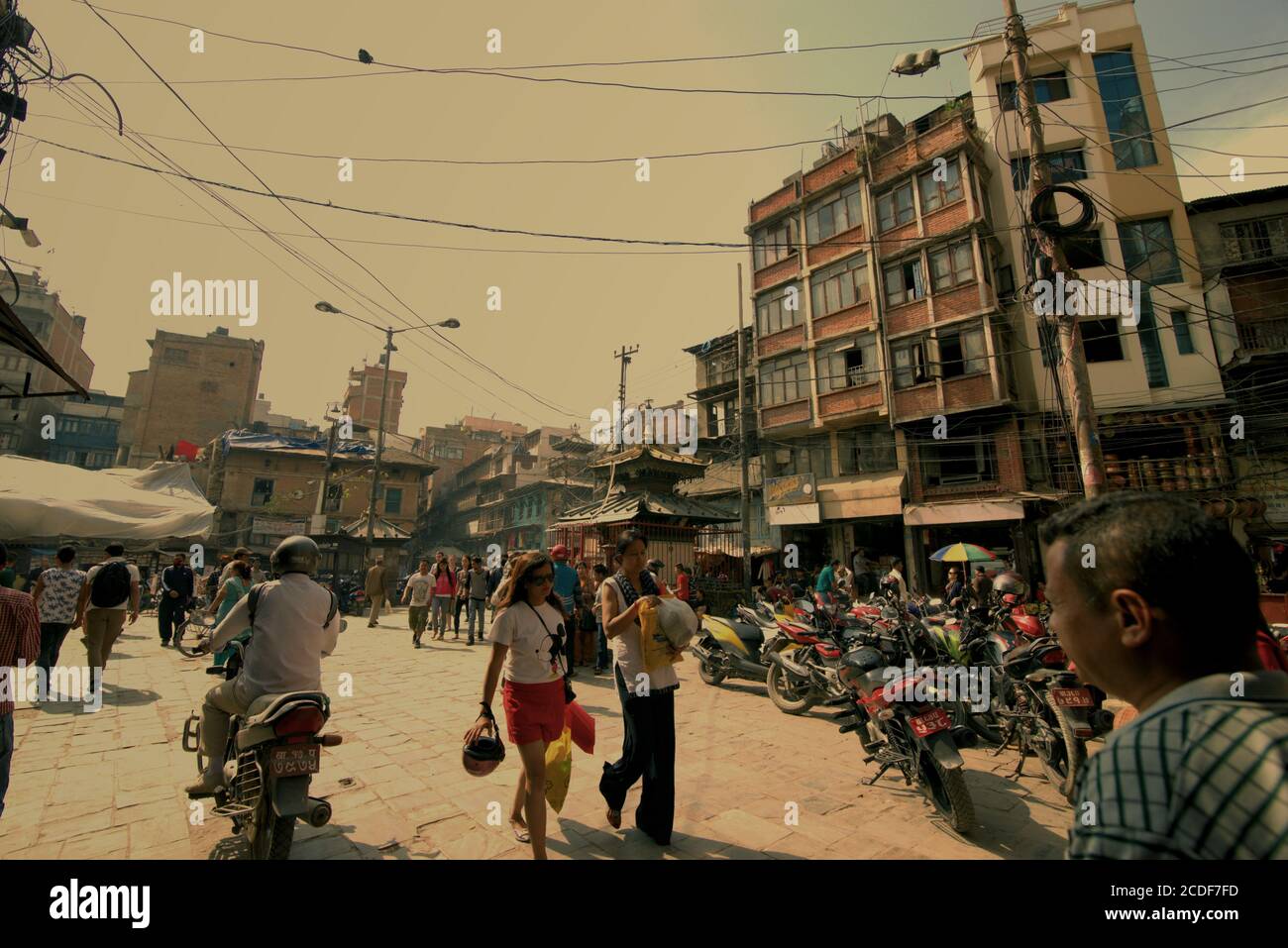 Gente caminando en una calle comercial en Katmandú, Nepal. Foto de stock