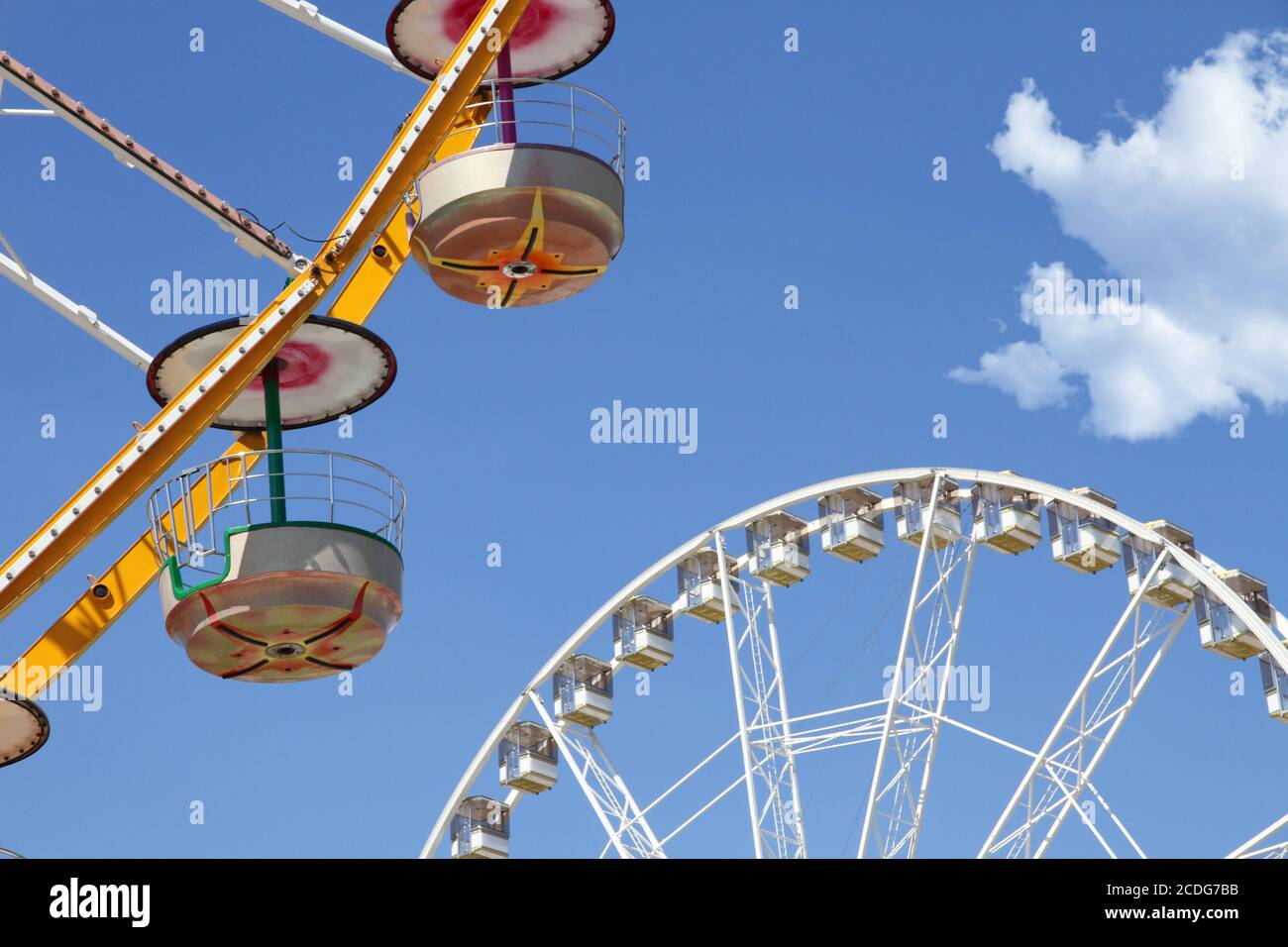Norias de Ferris en un parque de atracciones Foto de stock