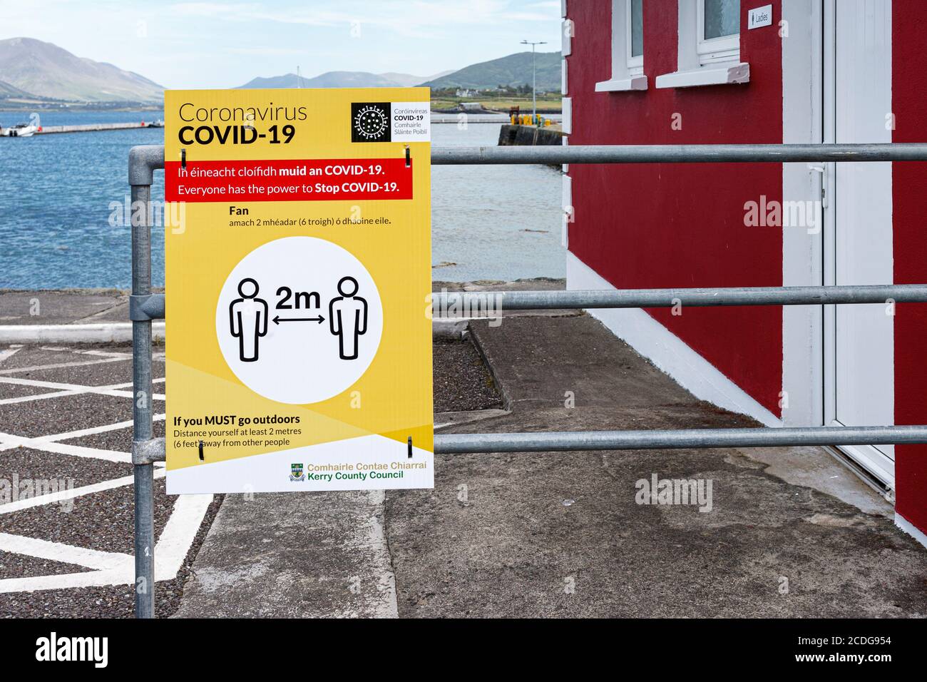 Signo de distanciamiento social Covid-19 en inglés e irlandés, Condado de Kerry, Irlanda Foto de stock