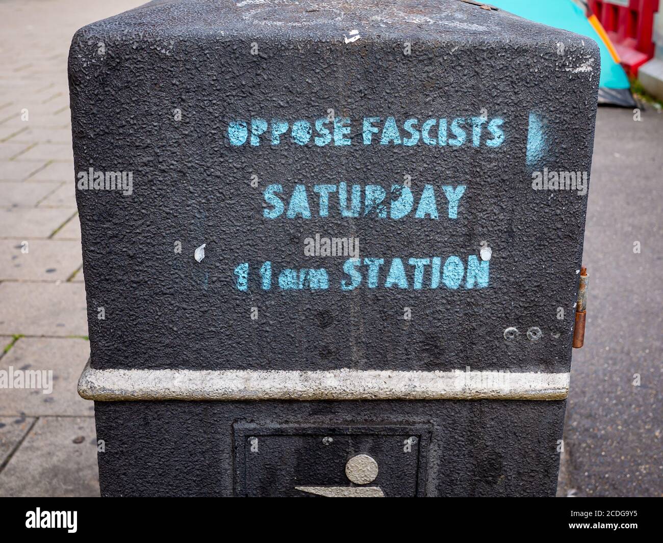 Oposición Fascistas, sábado, estación, estarcido en un cubo de Brighton Foto de stock