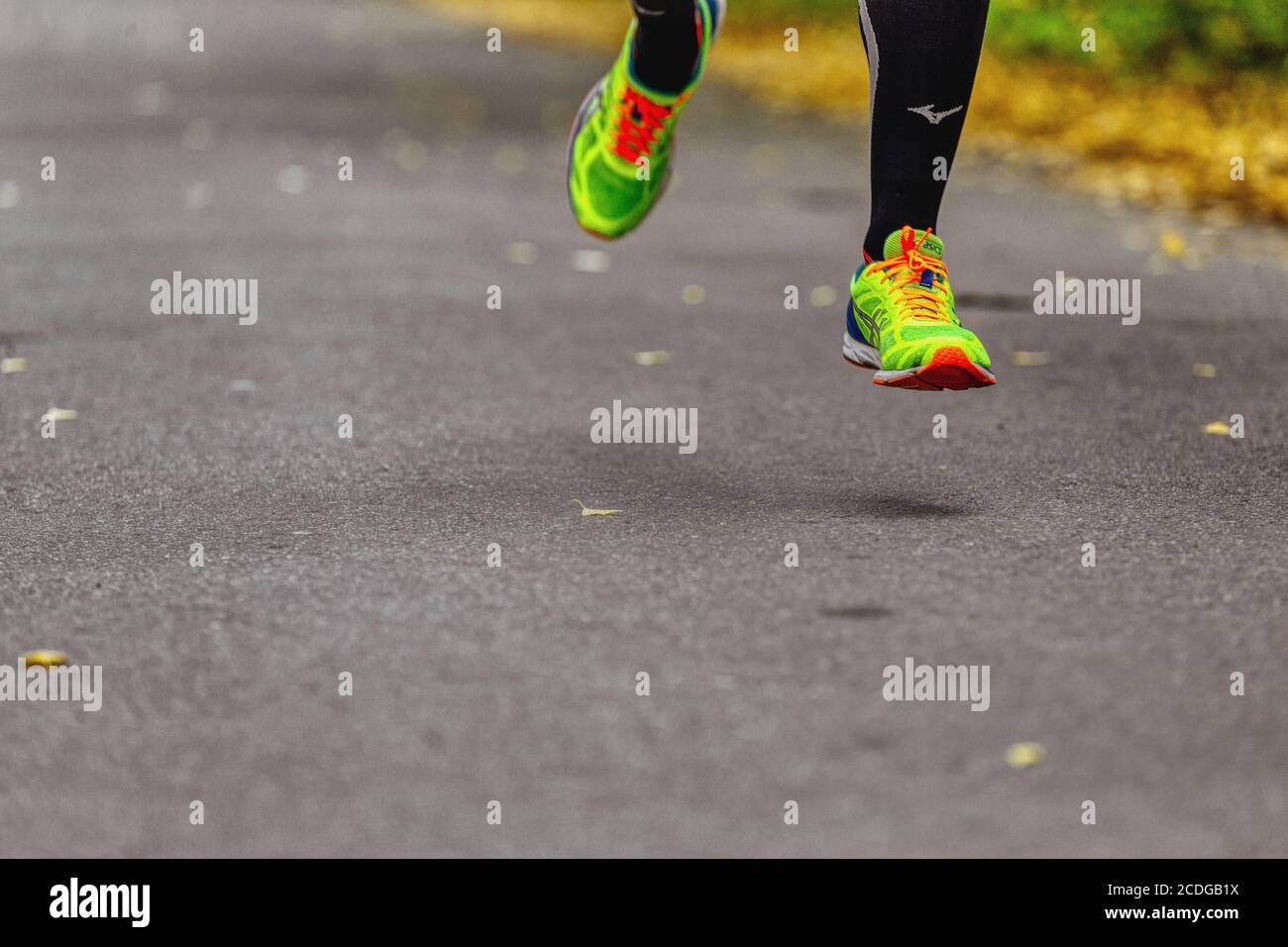 Chelyabinsk, Rusia - 11 de septiembre de 2016: Piernas hombre atleta  corredor en los zapatos de running Asics Gel DS Racer 10 en Ciudad maratón  Fotografía de stock - Alamy