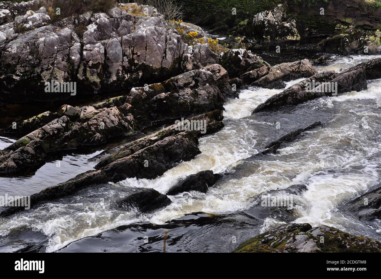 La cascada en el río Sneem a medida que pasa por el pueblo de Sneem en su camino al mar. Península de Iveragh, Condado de Kerry en Irlanda Foto de stock
