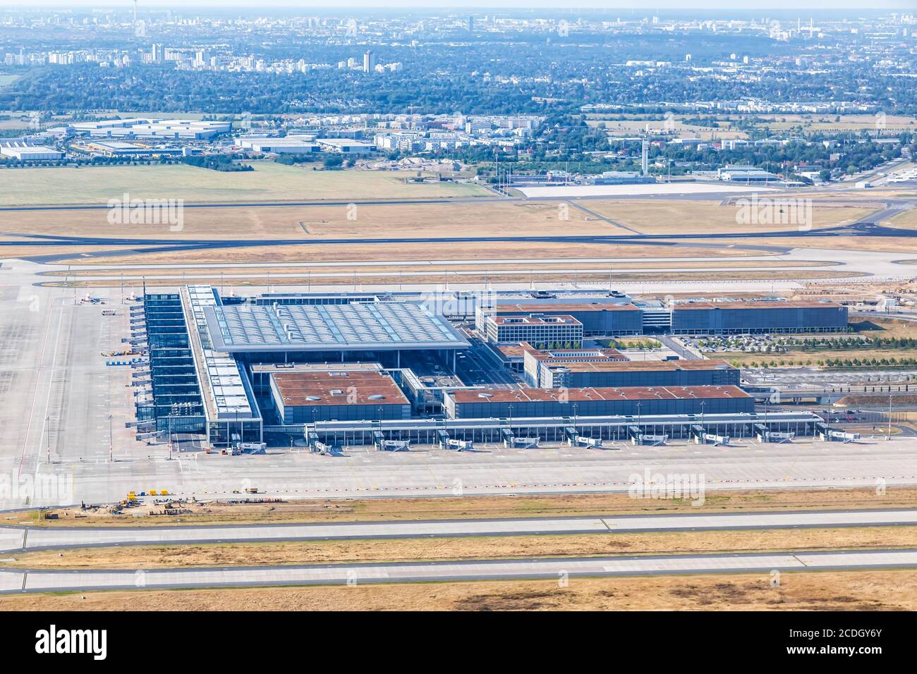 Berlín, Alemania - 19 de agosto de 2020: Berlín Brandenburgo Aeropuerto BER Terminal Sur muelle aéreo ver foto en Alemania. Foto de stock