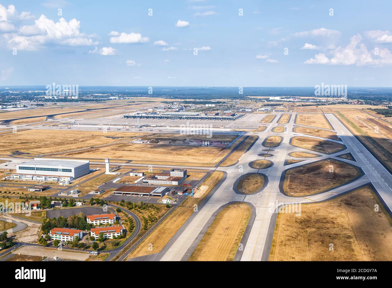Berlín, Alemania - 19 de agosto de 2020: Berlín Brandenburgo Aeropuerto BER Terminal vista aérea foto en Alemania. Foto de stock