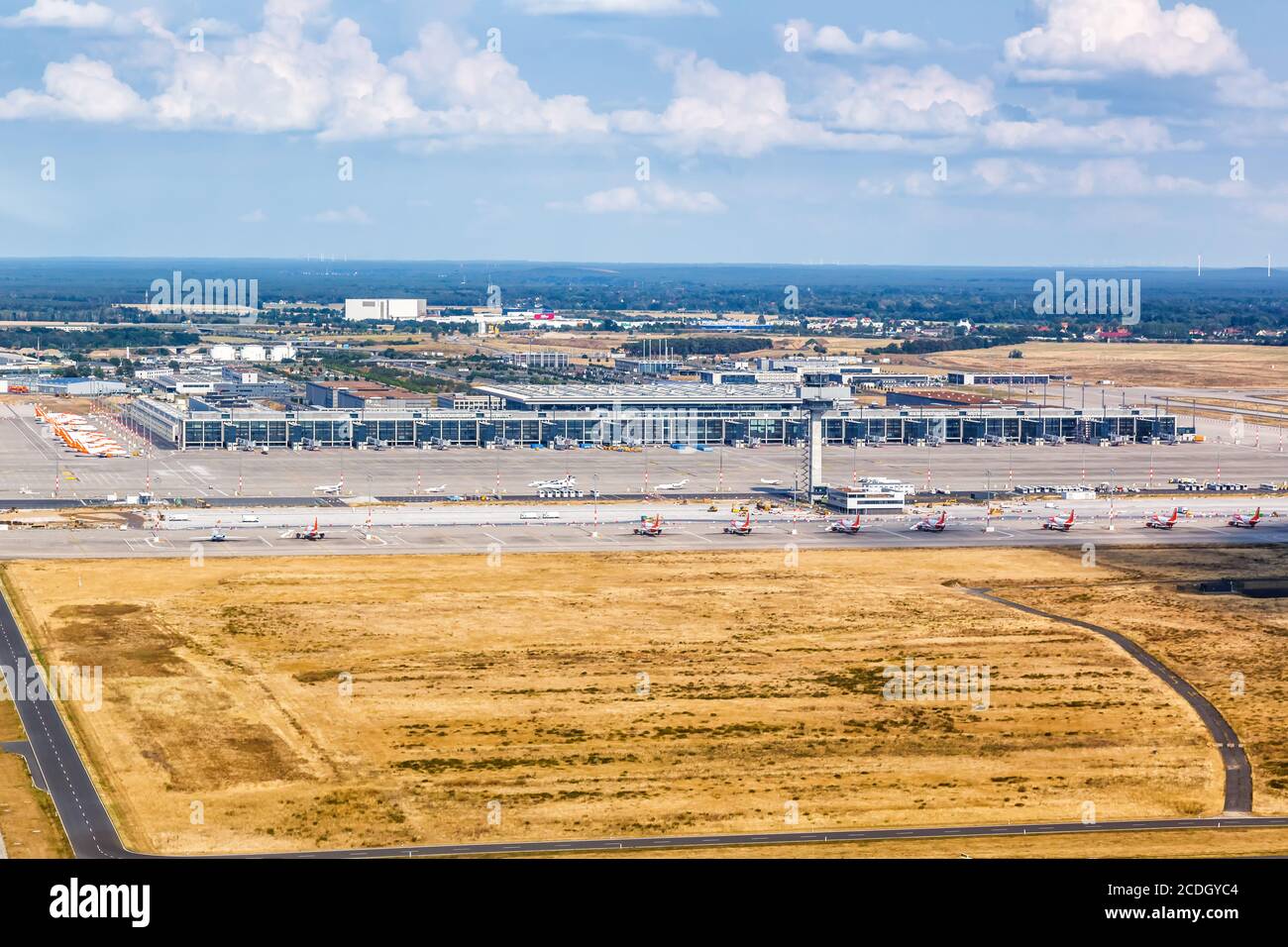 Berlín, Alemania - 19 de agosto de 2020: Berlín Brandenburgo Aeropuerto BER Terminal vista aérea foto en Alemania. Foto de stock