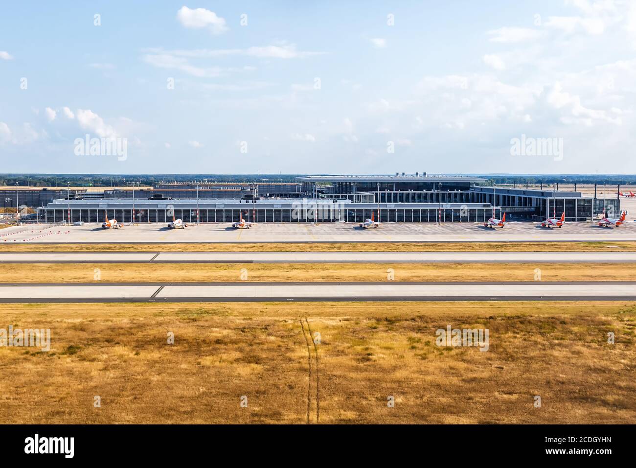 Berlín, Alemania - 19 de agosto de 2020: Berlín Brandenburgo Aeropuerto BER Terminal Norte muelle vista aérea foto en Alemania. Foto de stock