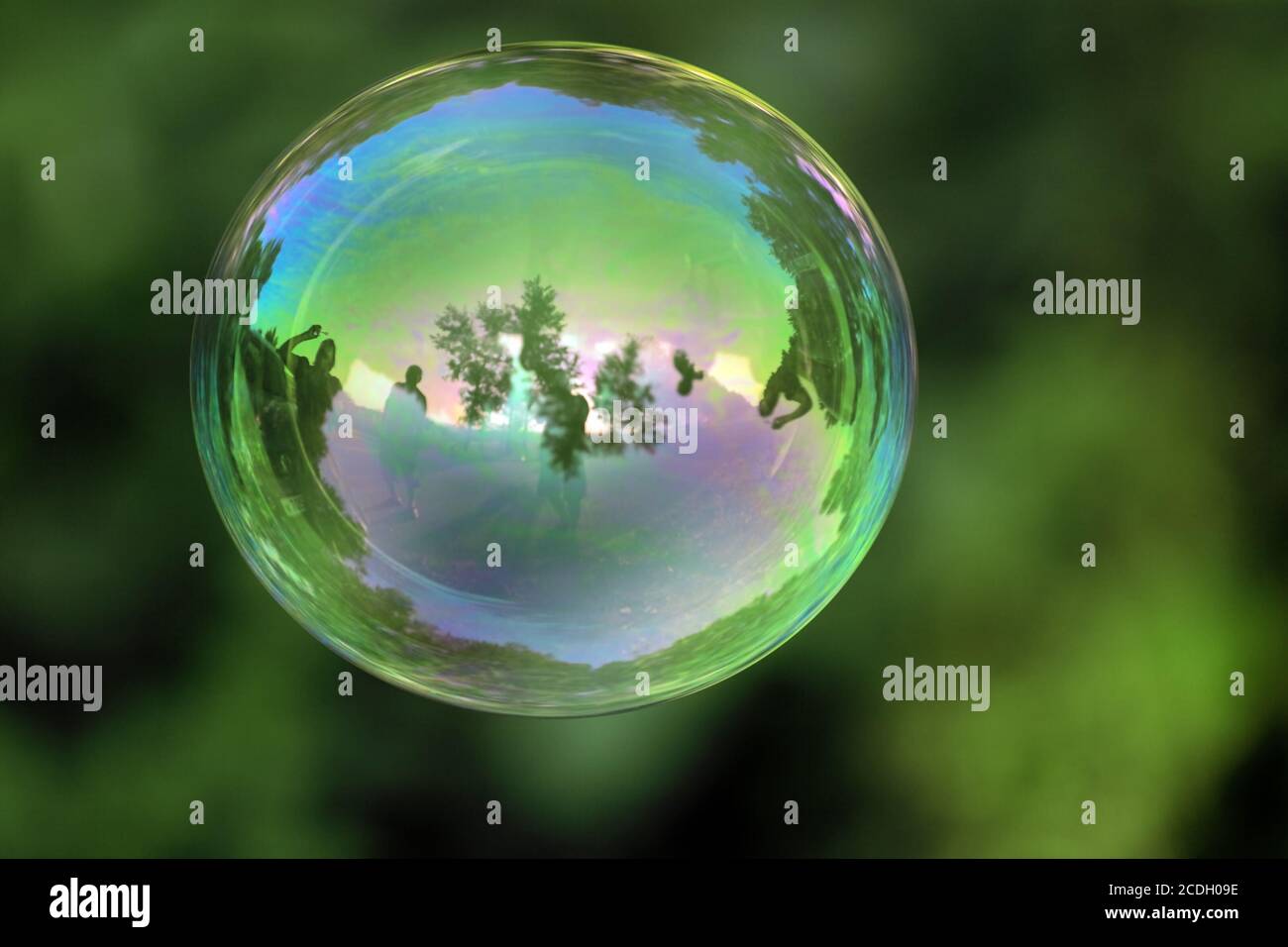 burbuja transparente con reflexiones sobre una org verde Foto de stock