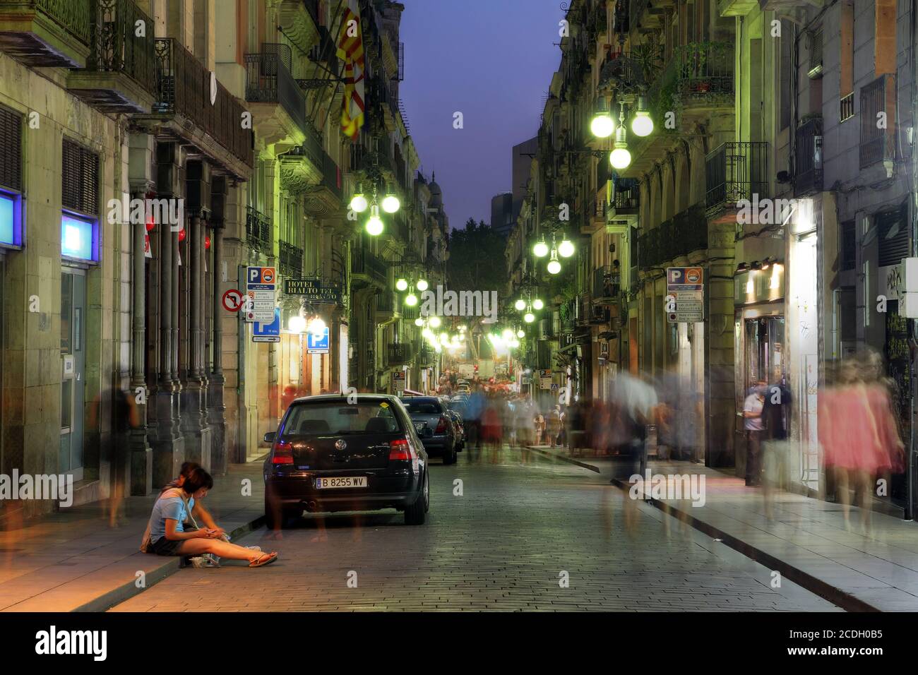 Barcelona, España - 30 de julio de 2012 - escena nocturna a lo largo de la Carrer de Ferran, desde la Plaza de Sant Jaume hacia la Rambla en el Barrio Gótico de Barcelo Foto de stock