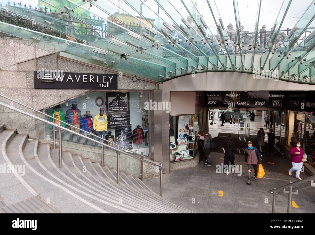 Waverley Mall Edinburgh - personas en la entrada del centro comercial Waverley Mall, Edinburgh Scotland UK Foto de stock