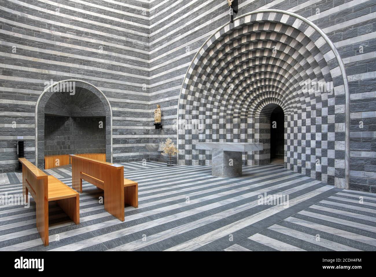 Increíble diseño interior moderno de la pequeña iglesia de San Giovanni Battista de Mongo en Valle Maggia, Ticino, Suiza. El diseño, por el Tici Foto de stock
