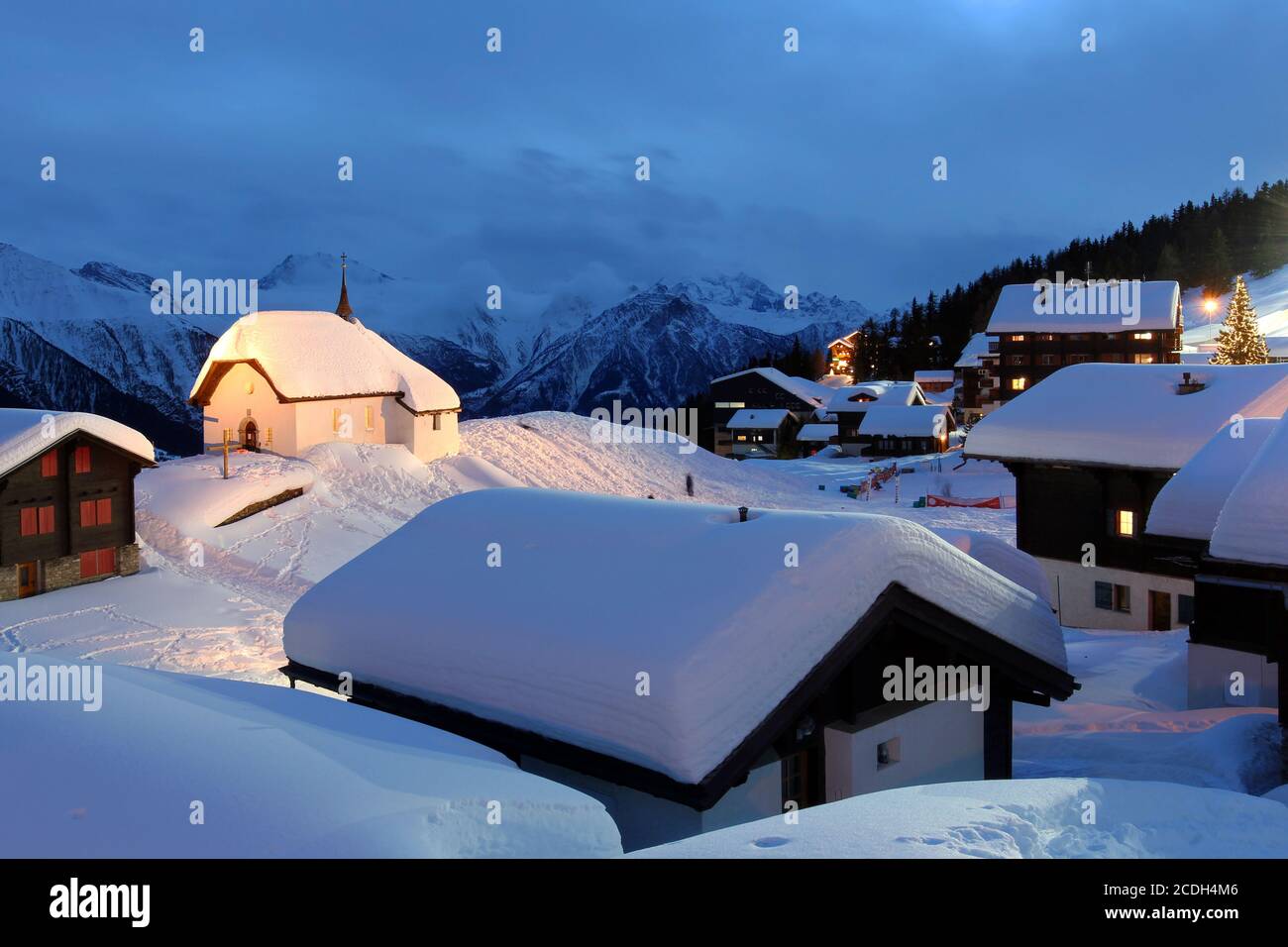 Escena nocturna de invierno en Bettmeralp, Suiza, un pueblo y estación de esquí en el cantón suizo de Valais. Foto de stock