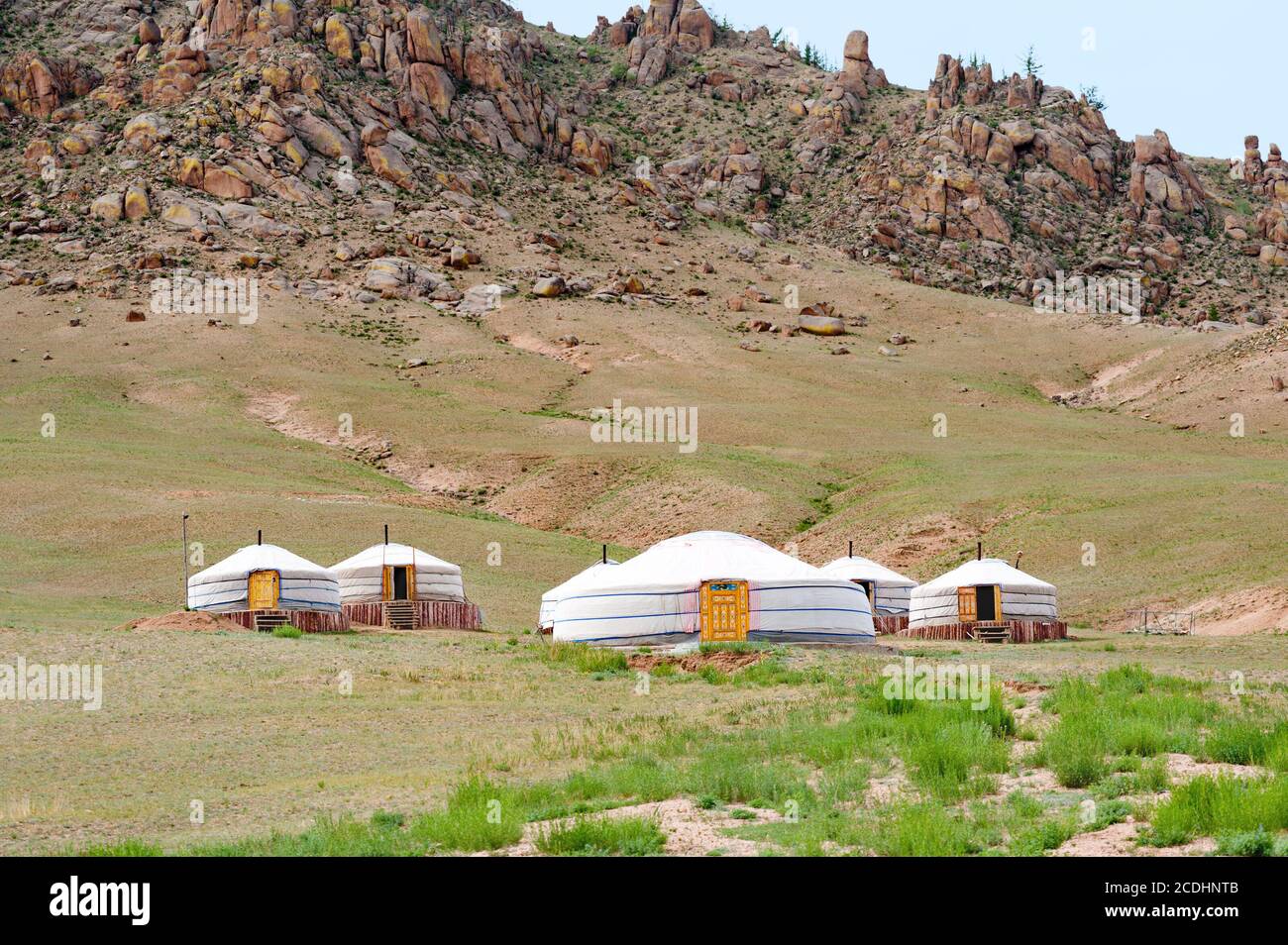 A pie de montaña jurts mongol Foto de stock