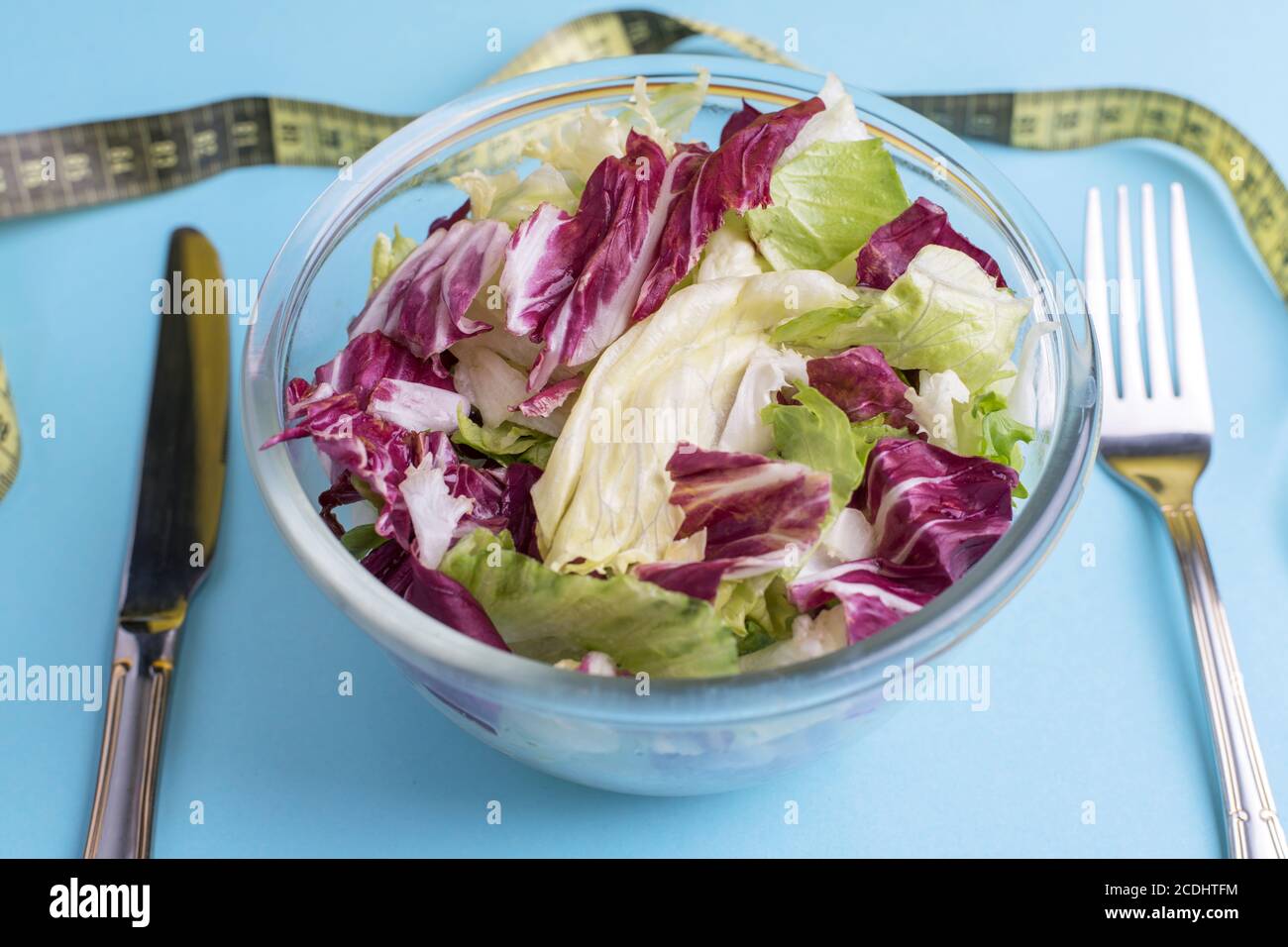 Ensalada De Las Verduras Frescas En El Bol De Vidrio Aislado En El