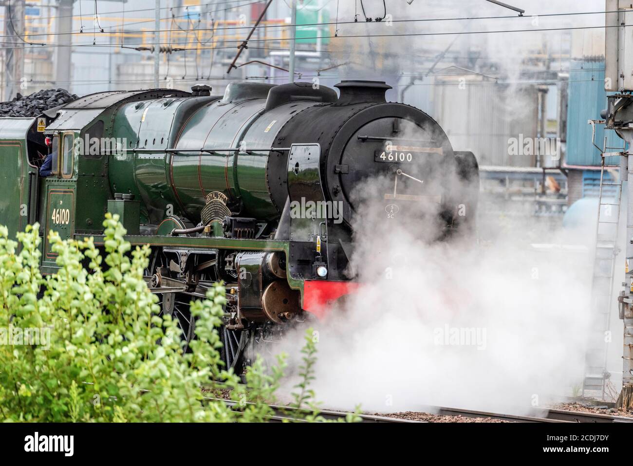 La locomotora de vapor de clase 6100 de Royal Scot en la estación de Warrington Bank Quay mientras railtours se reabre después del cierre de Covid. Foto de stock