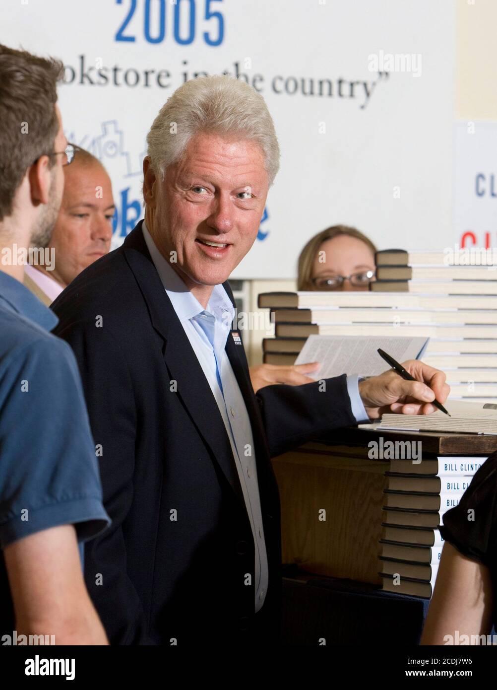 Austin, TX 14 de septiembre de 2007: El ex presidente de Estados Unidos Bill Clinton firma copias de su nuevo libro, 'Giving', en una librería local durante un giro de recaudación de fondos para la candidatura presidencial de la esposa Hillary Clinton. ©Bob Daemmrich Foto de stock