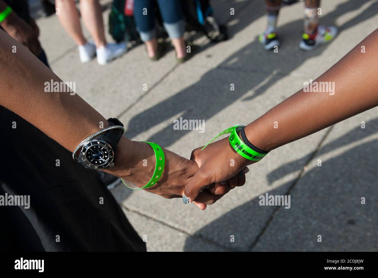 Pon tu rodilla de nuestros cuellos fotografías e imágenes de alta  resolución - Alamy