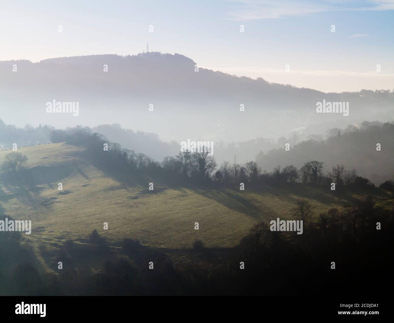 Misty paisaje con árboles en Matlock Bath en el Derbyshire Peak District Inglaterra Reino Unido Foto de stock